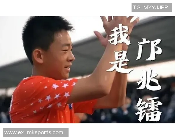 邝兆镭造直红！小邝灵敏嗅觉抢断对手被放倒，裁判出红牌巴林球员惊出表情包